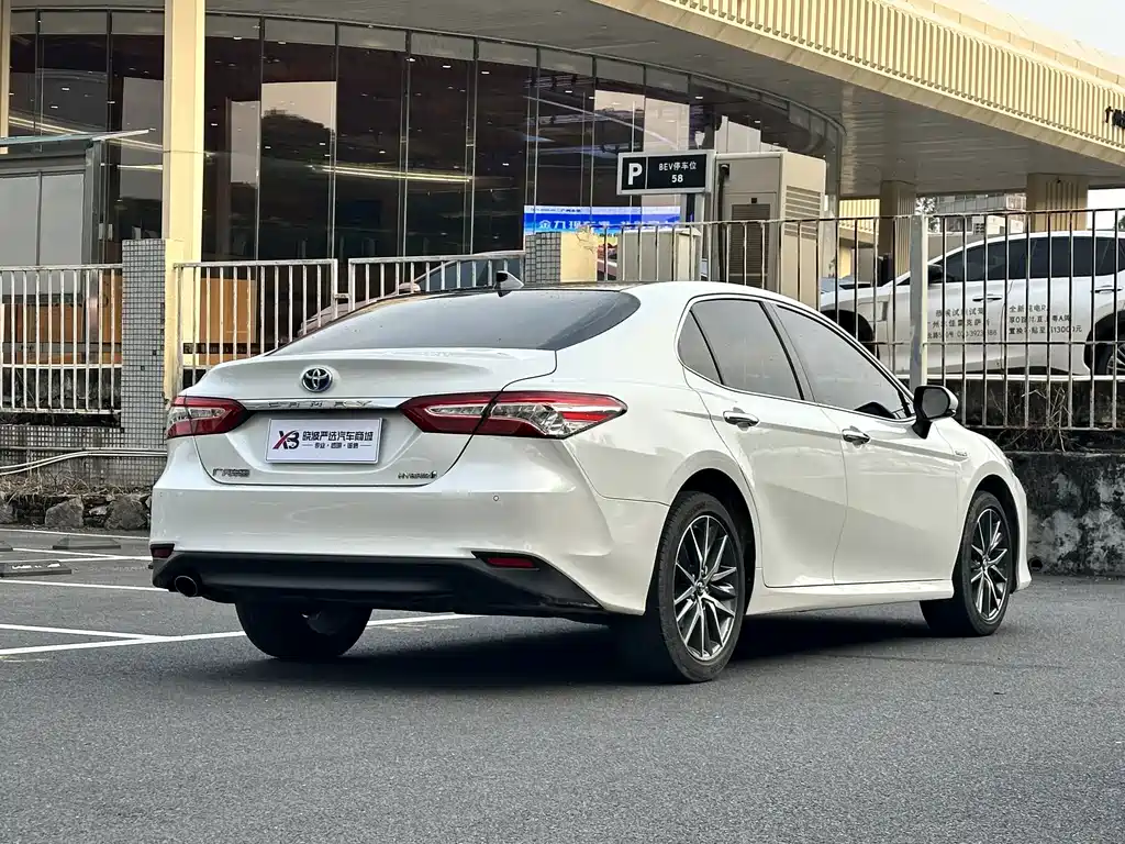 Toyota Camry — миниатюра 16