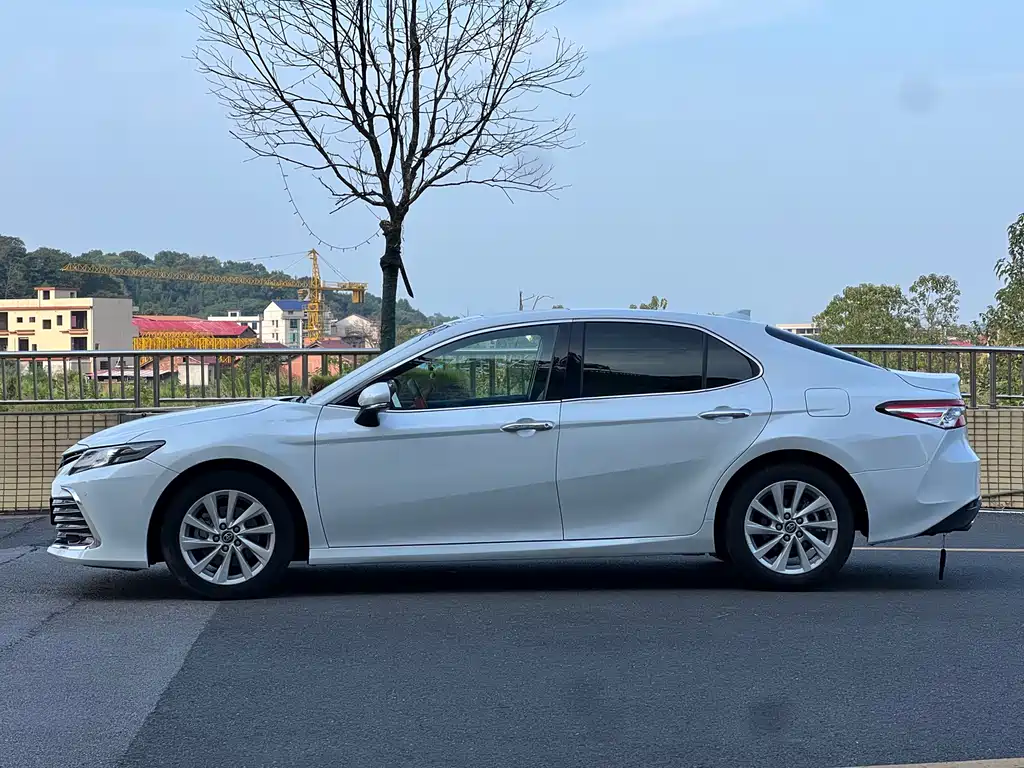 Toyota Camry — миниатюра 5