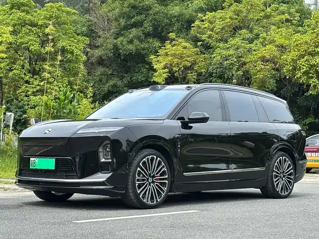 2025 Nio ES8