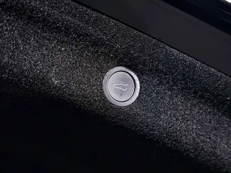 Tesla Model Y — миниатюра 33