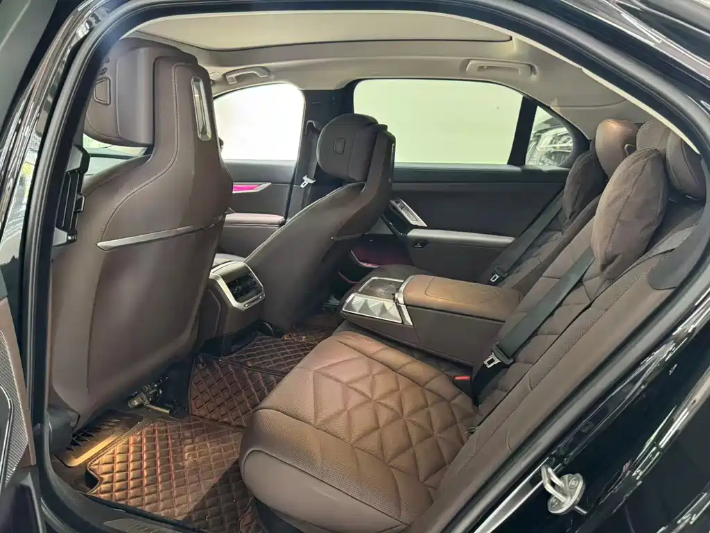 BMW 7 Series — миниатюра 11