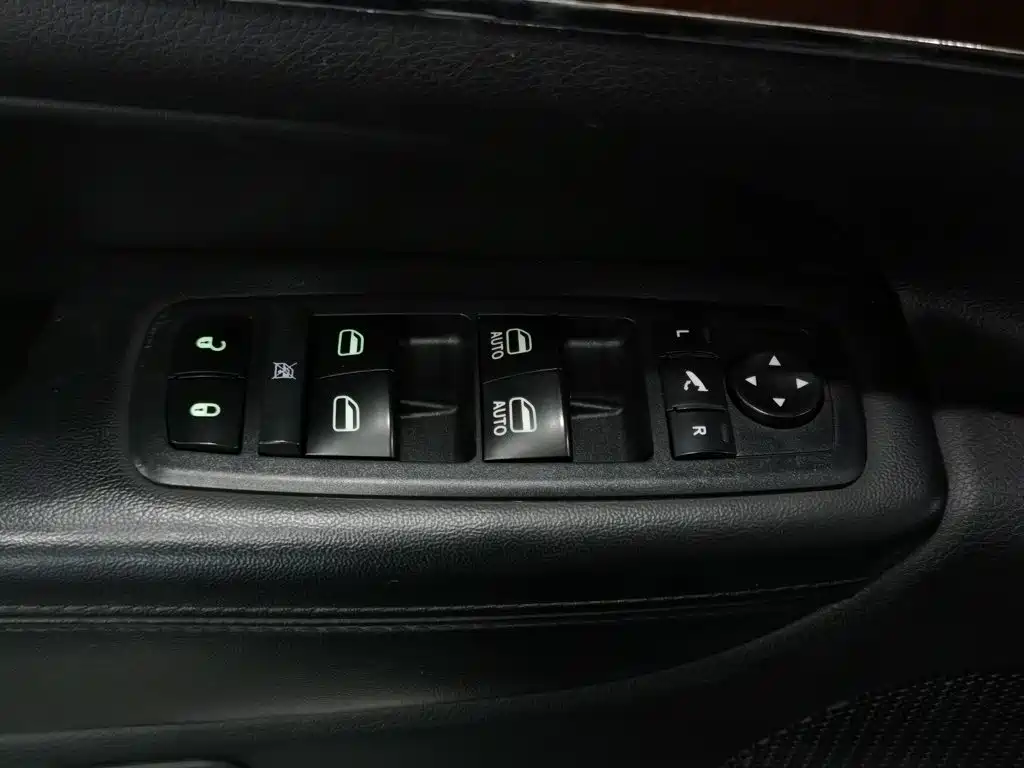 Jeep Grand Cherokee (Import) — миниатюра 9