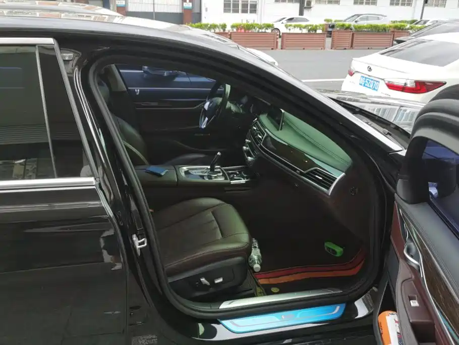 BMW 7 Series — миниатюра 8