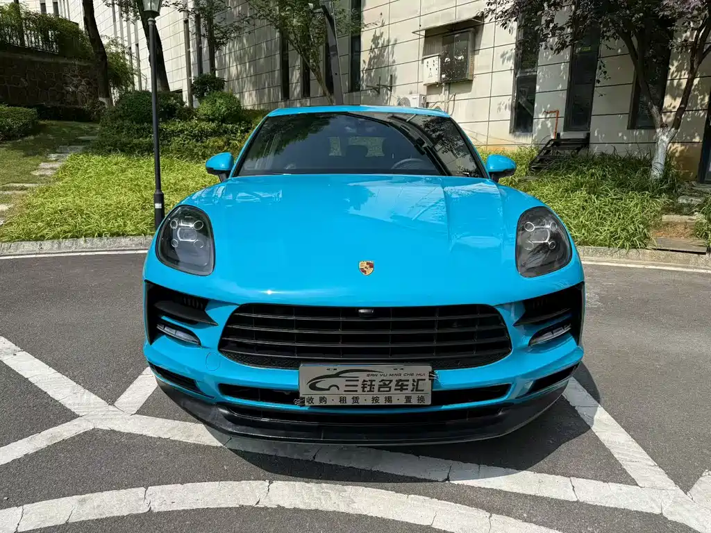 PORSCHE MACAN