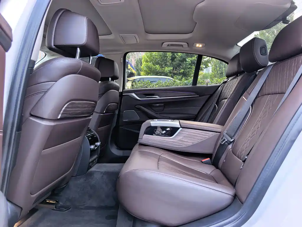 BMW 5 Series — миниатюра 12