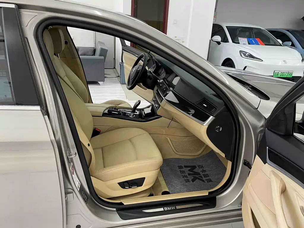 BMW 5 Series — миниатюра 11