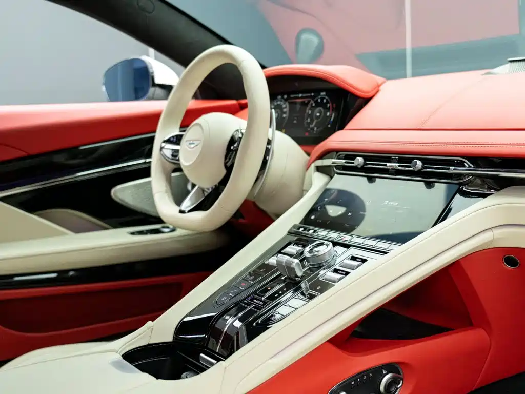 Aston Martin DB12 — миниатюра 15