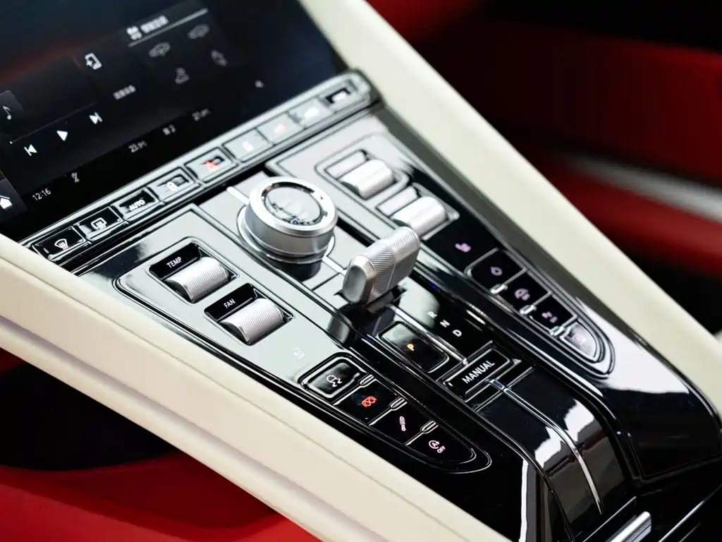 Aston Martin DB12 — миниатюра 22