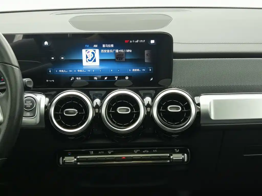 Mercedes-Benz GLB — миниатюра 12