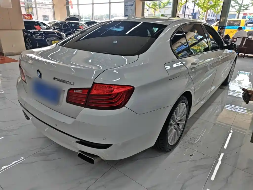 BMW 5 Series — миниатюра 7