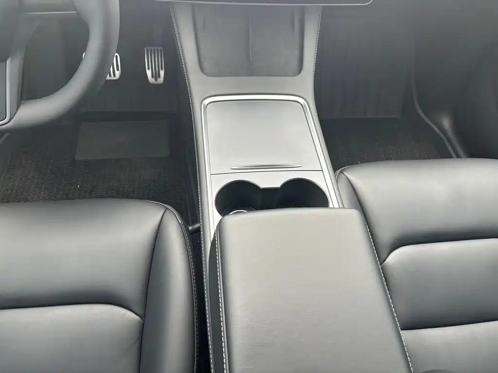 Tesla Model Y — миниатюра 9
