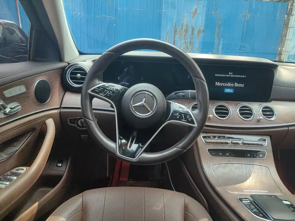 Mercedes-Benz E-Class — миниатюра 3