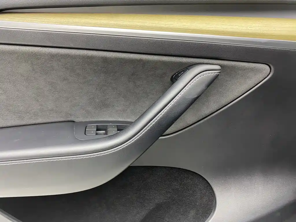Tesla Model Y — миниатюра 26