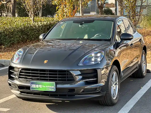 PORSCHE MACAN
