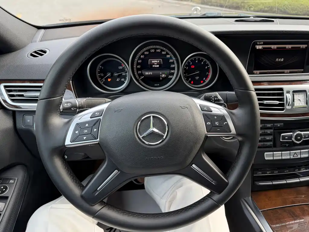 Mercedes-Benz E-Class — миниатюра 8