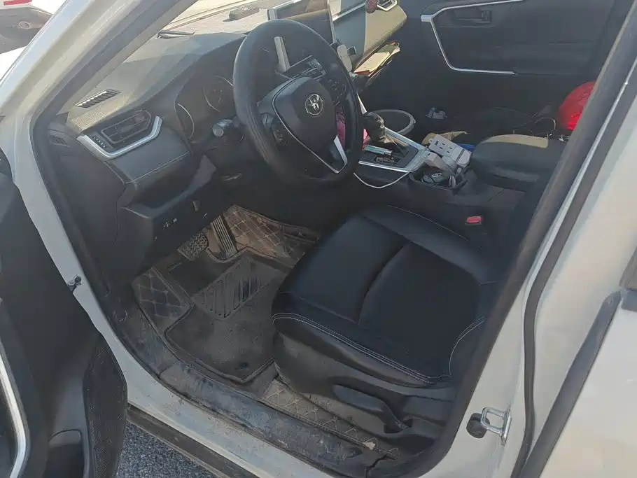 Toyota RAV4 — миниатюра 9