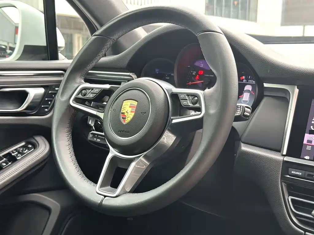 Porsche Macan — миниатюра 12