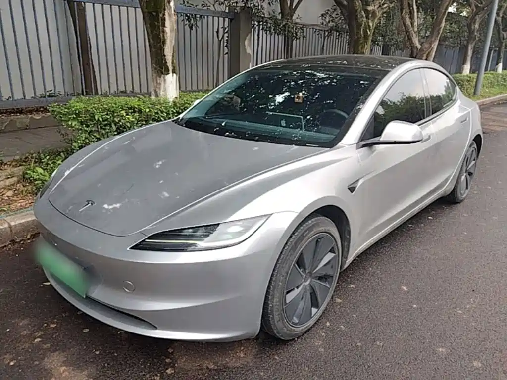 Tesla Model 3 — миниатюра 2