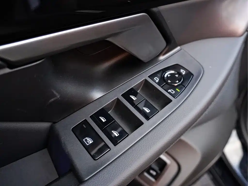 BMW 5 Series — миниатюра 9