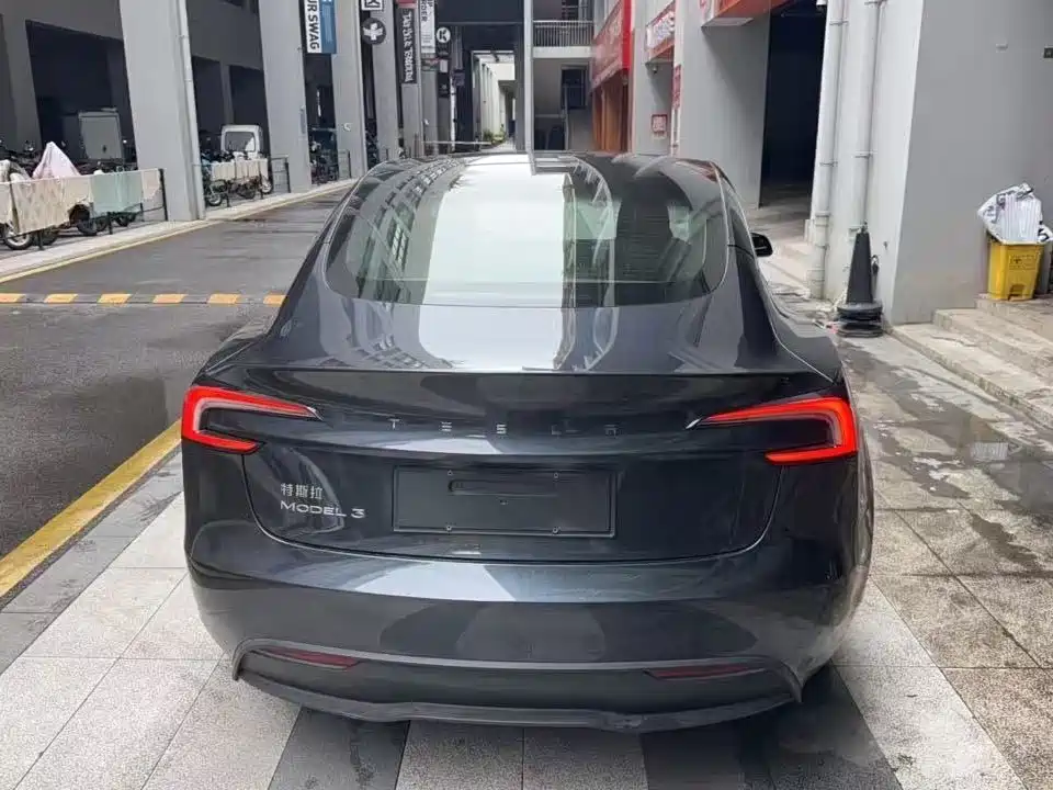 Tesla Model 3 — миниатюра 5