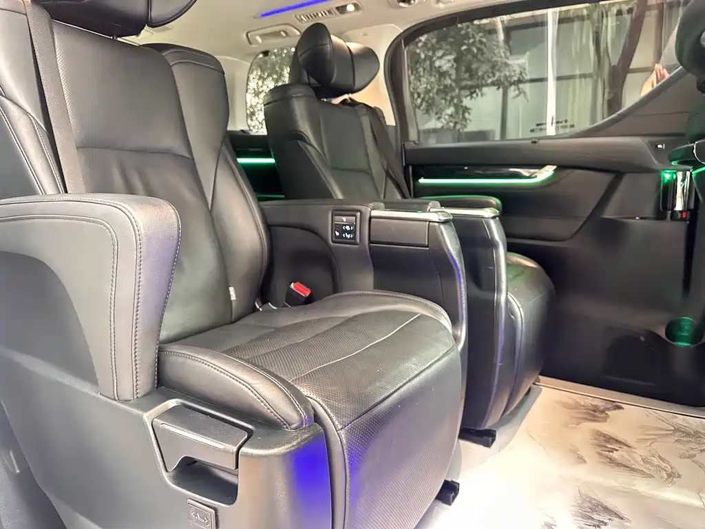 Toyota Vellfire — миниатюра 8