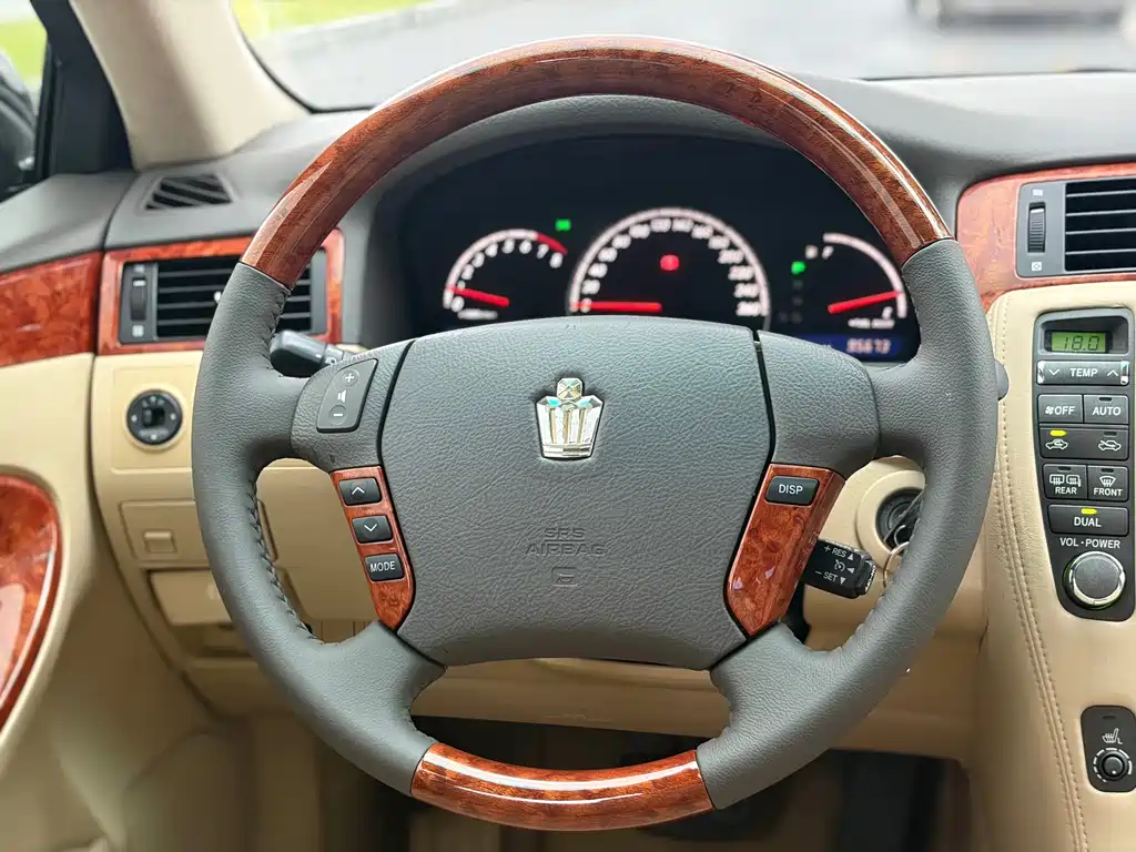 Toyota Crown — миниатюра 4