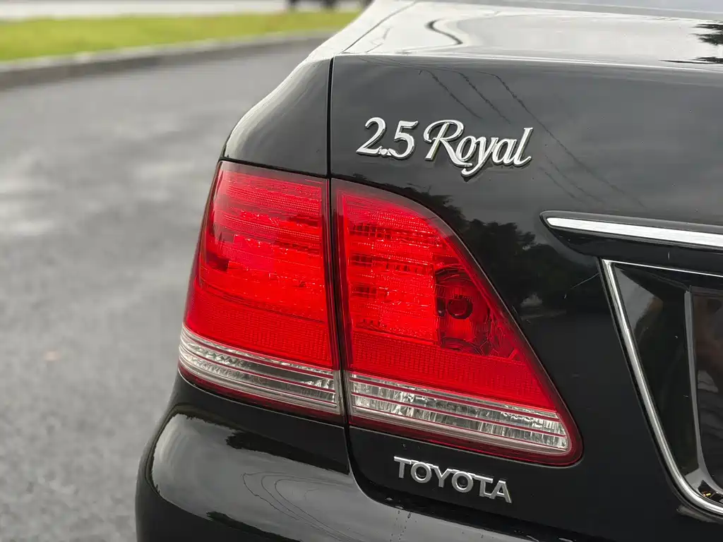 Toyota Crown — миниатюра 8