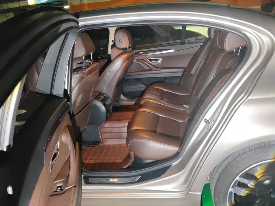 BMW 5 Series — миниатюра 11