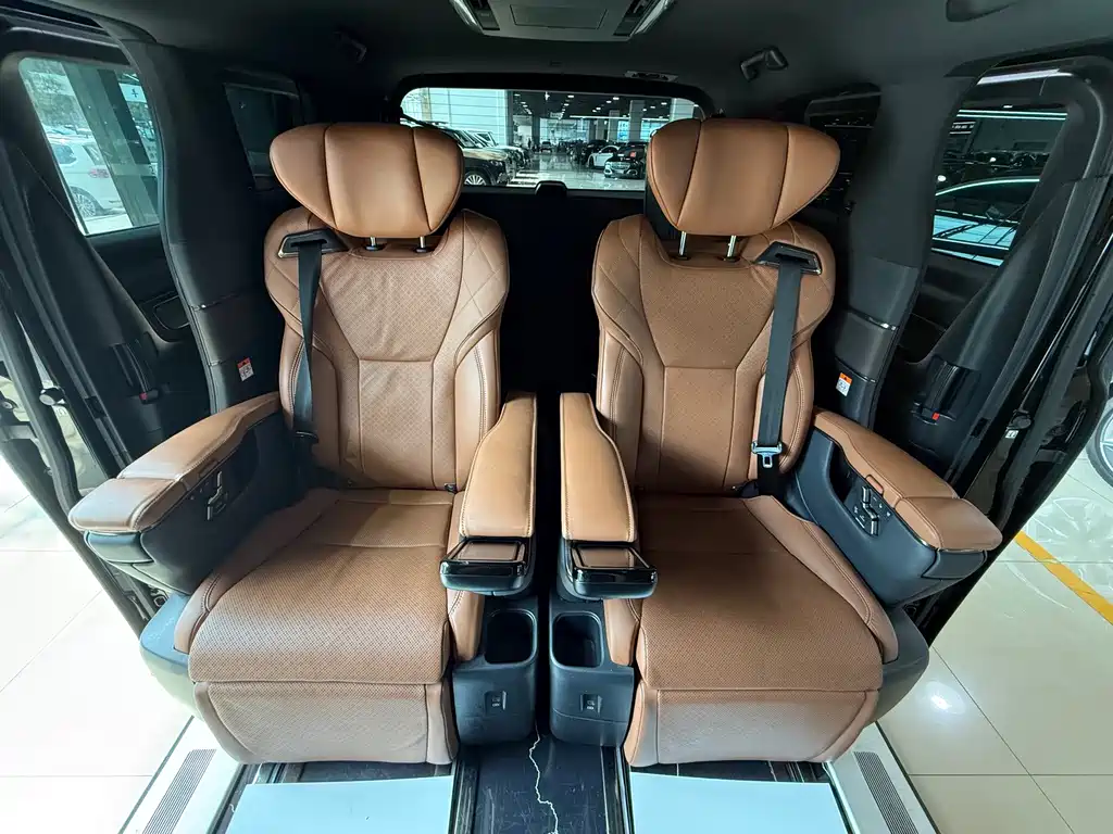 Toyota Alphard — миниатюра 15