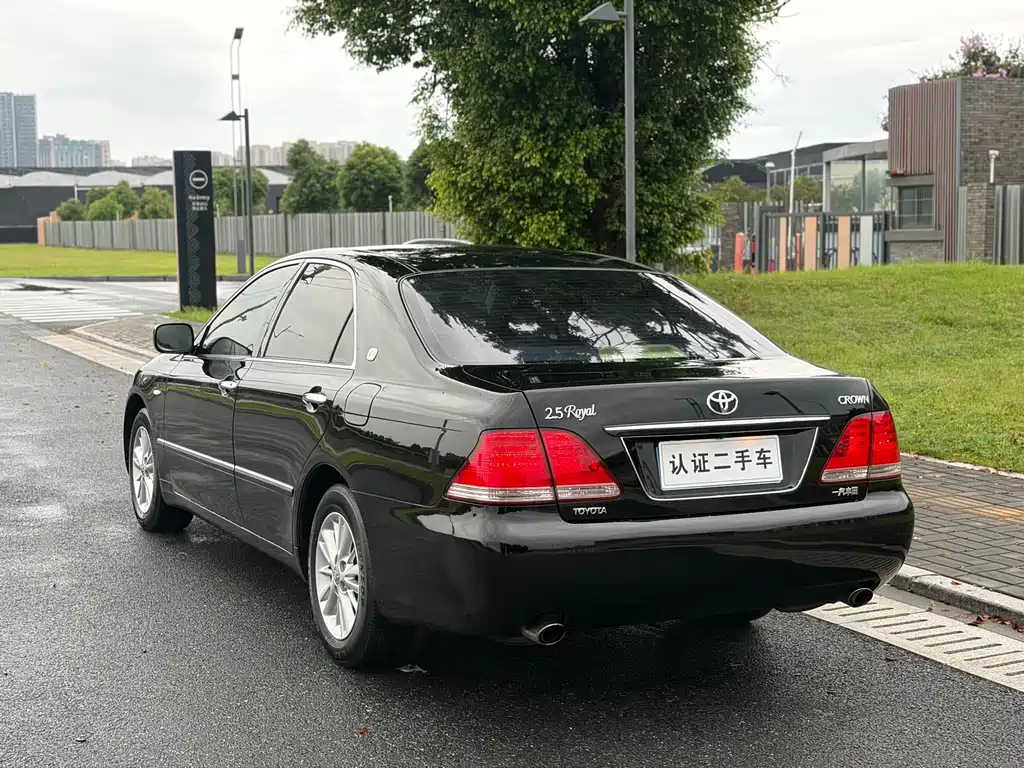 Toyota Crown — миниатюра 6