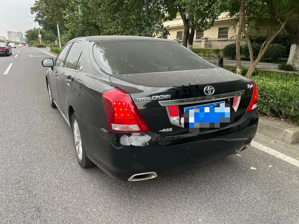 Toyota Crown — миниатюра 3