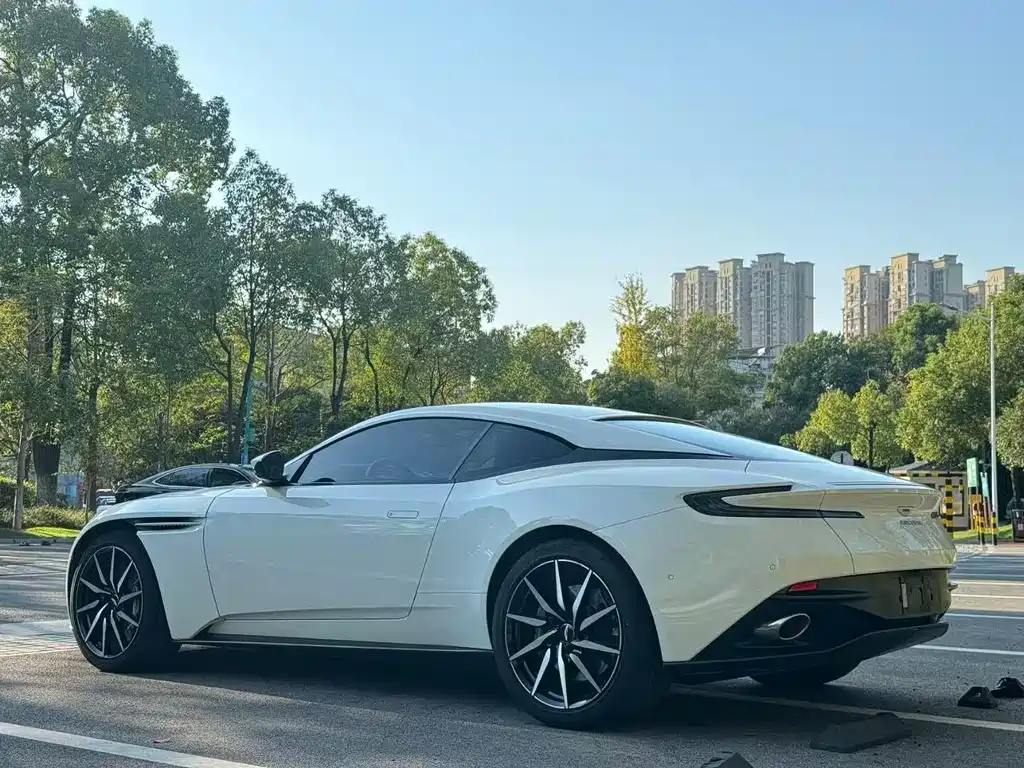 ASTON MARTIN DB11