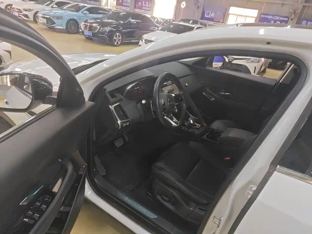 Jaguar E-PACE — миниатюра 16