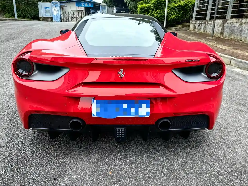 FERRARI 488