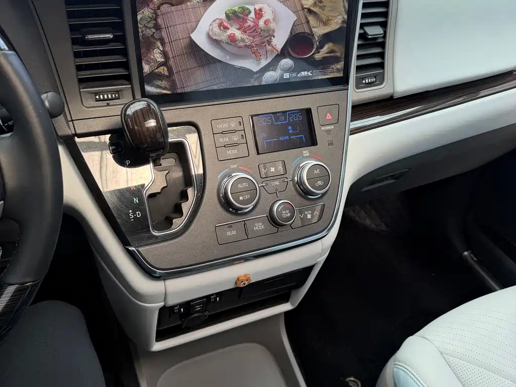 Toyota Sienna — миниатюра 12