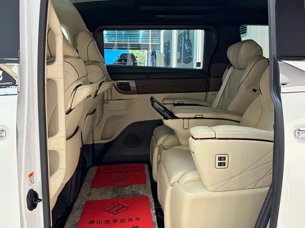 Toyota Alphard — миниатюра 19