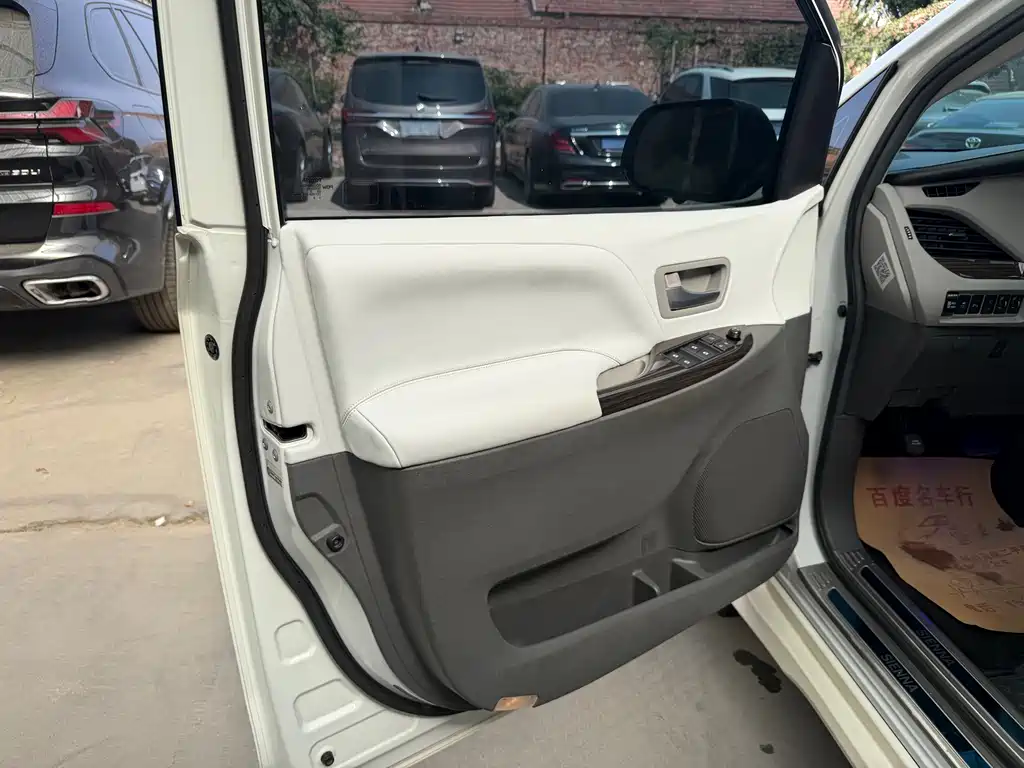 Toyota Sienna — миниатюра 7