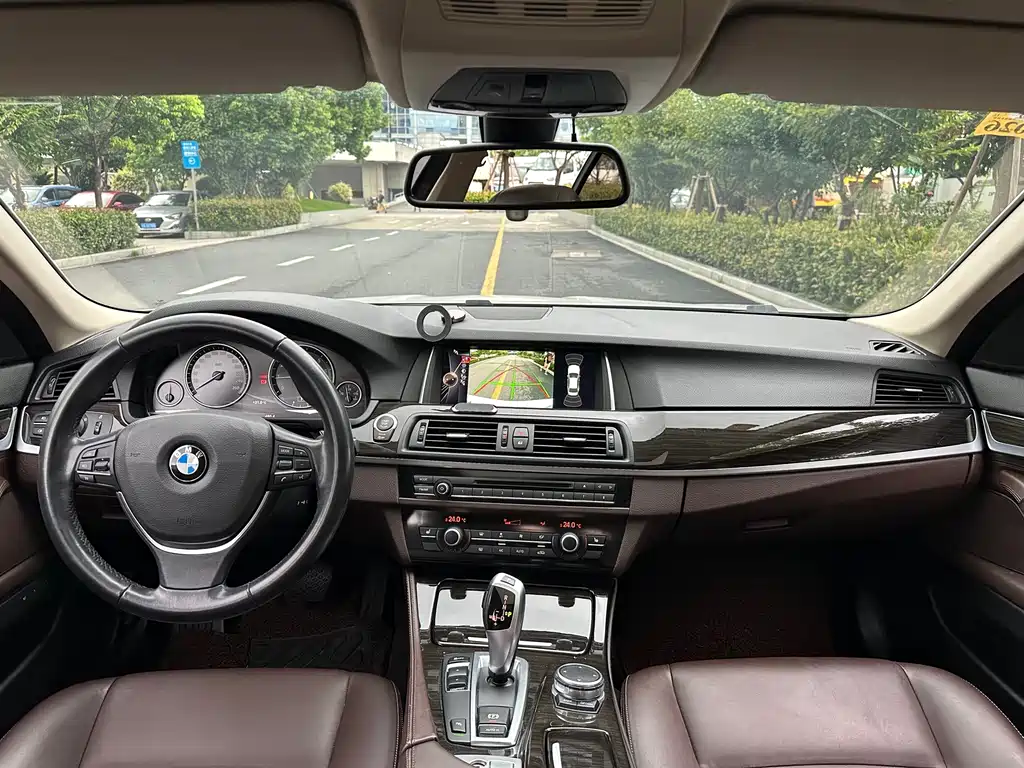 BMW 5 Series — миниатюра 9