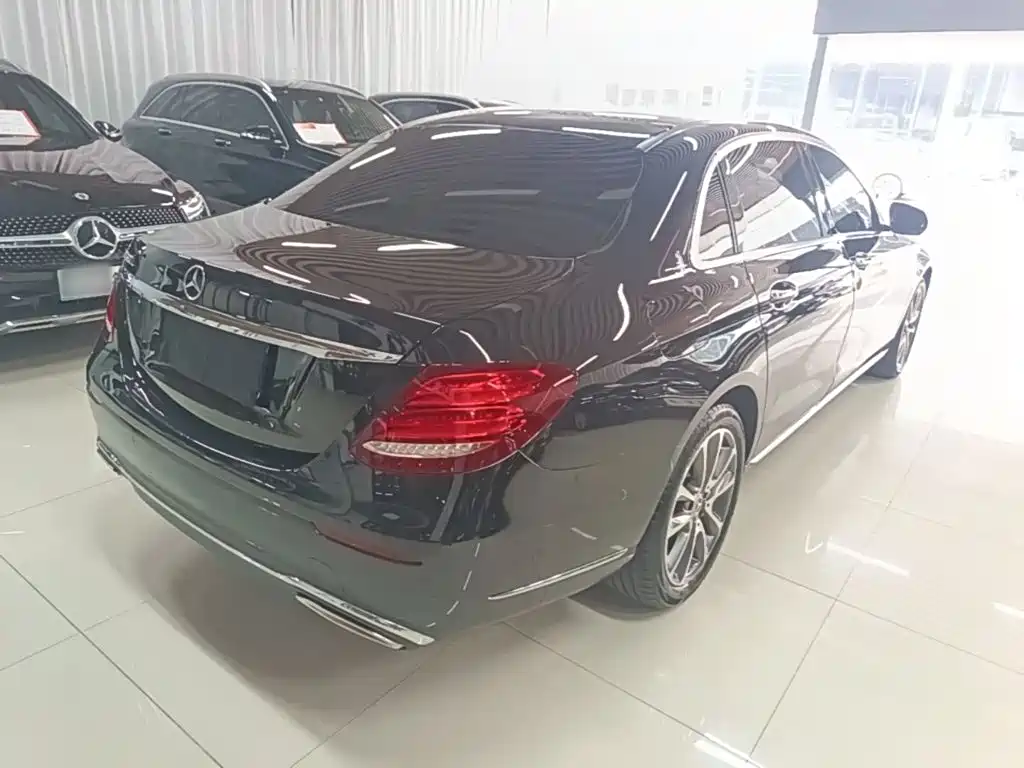 Mercedes-Benz E-Class — миниатюра 7