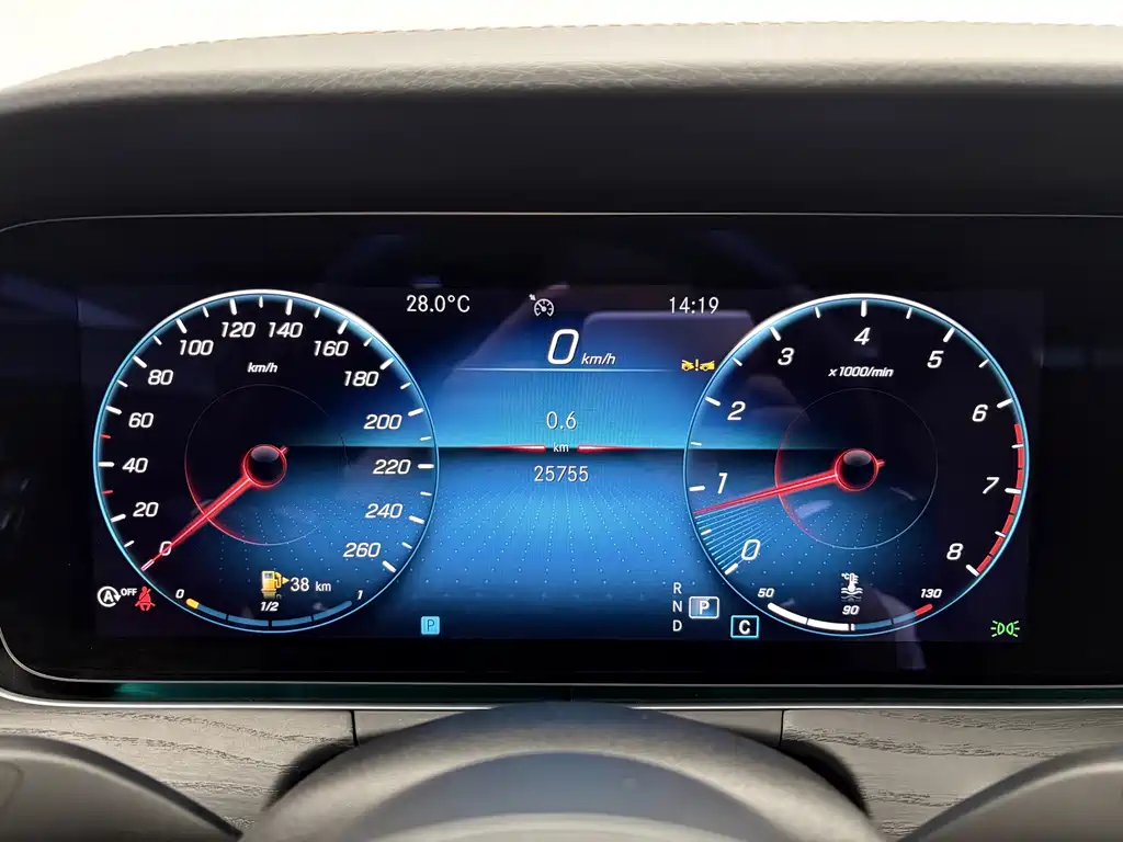 Mercedes-Benz E-Class — миниатюра 9