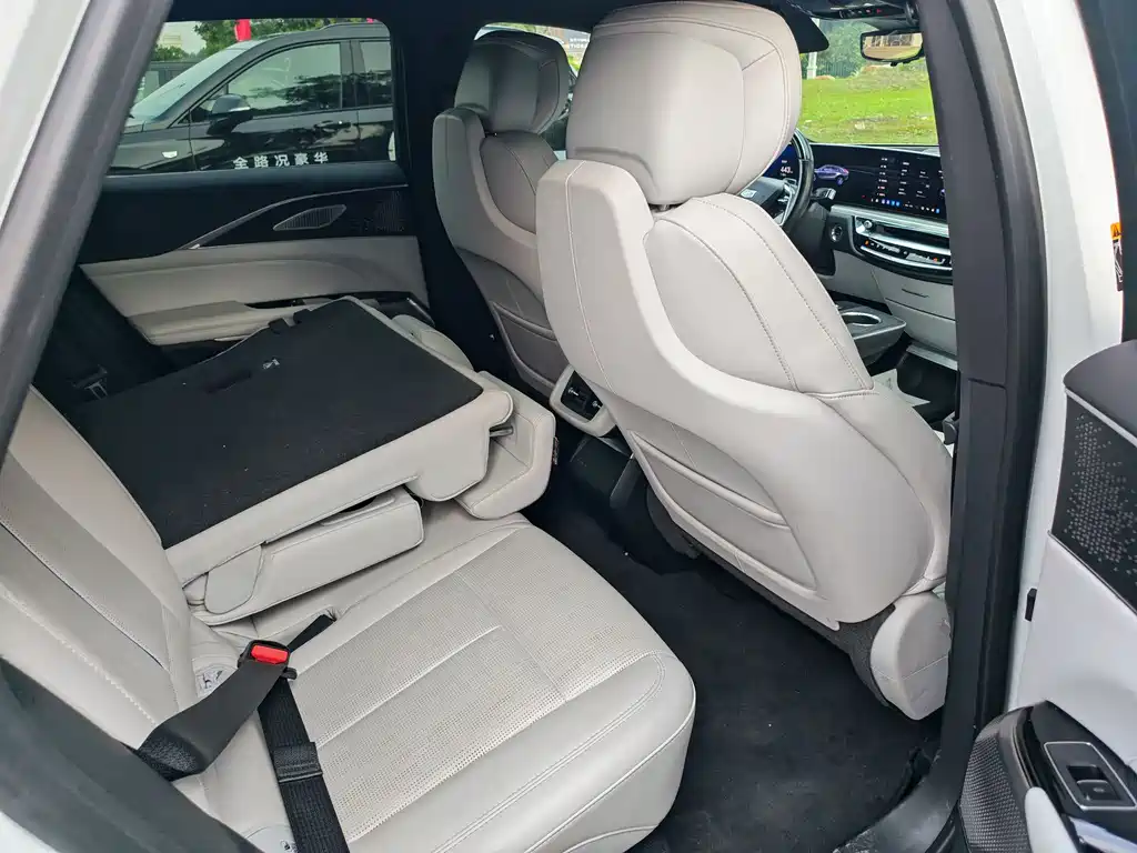 Cadillac Lyriq — миниатюра 5