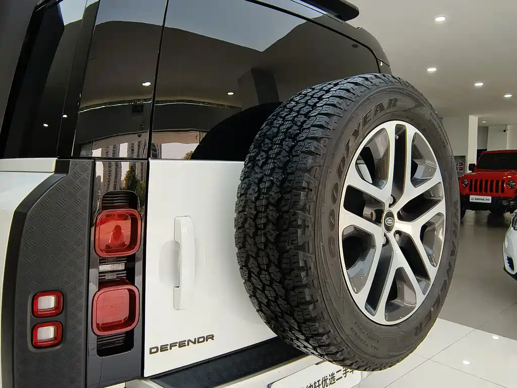 Land Rover Defender — миниатюра 35
