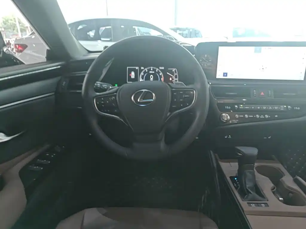 Lexus ES — миниатюра 11