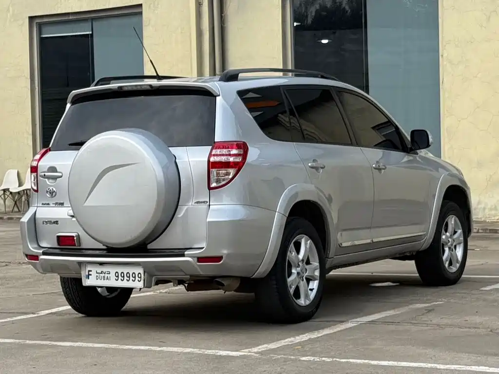 Toyota RAV4 — миниатюра 10
