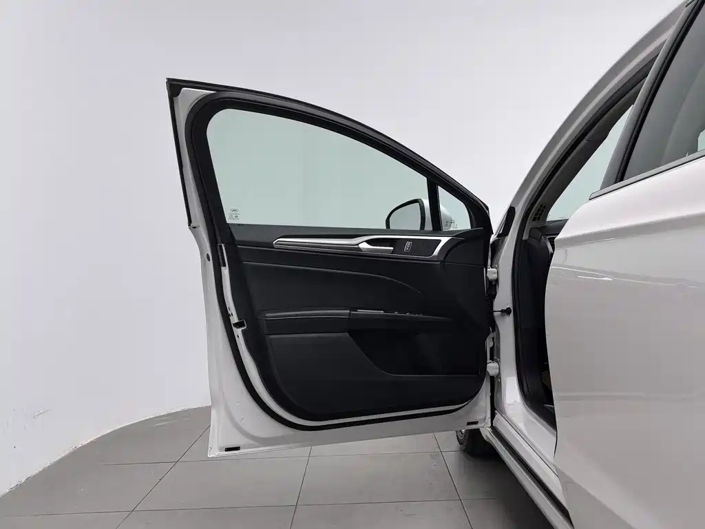 Ford Mondeo — миниатюра 8