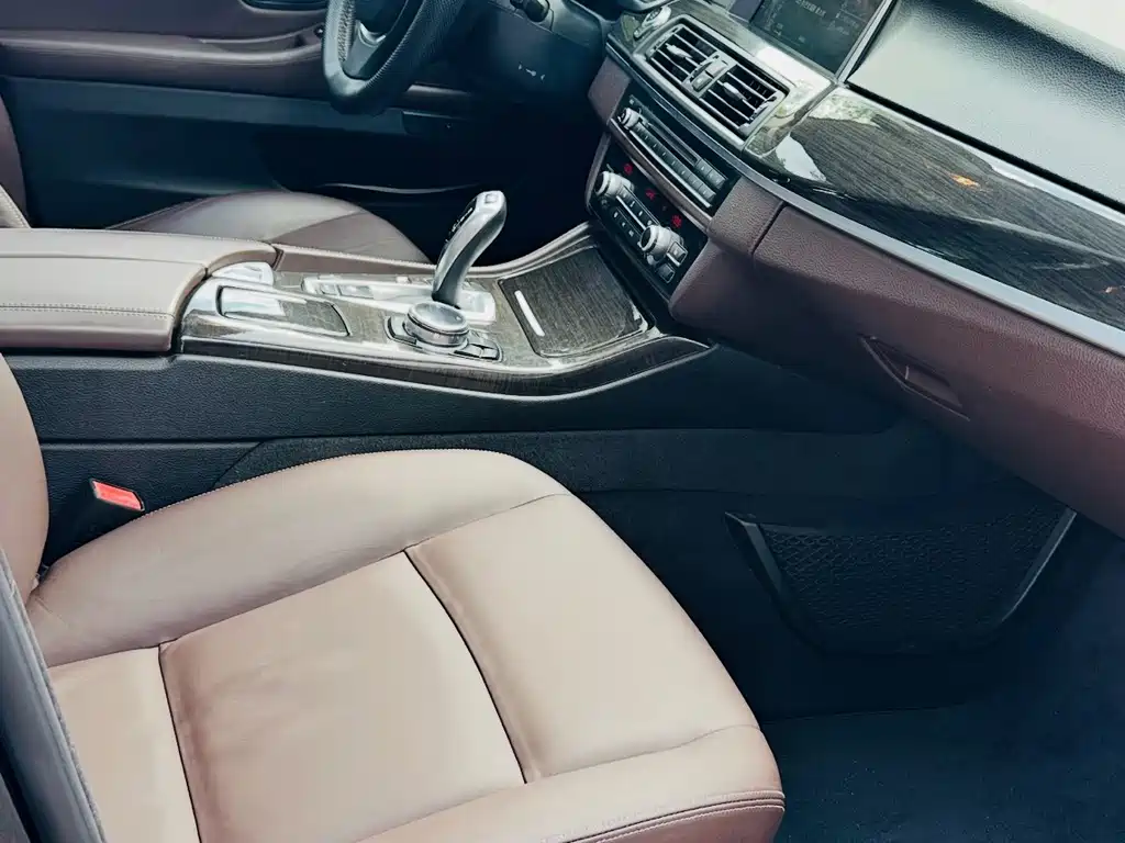 BMW 5 Series — миниатюра 6