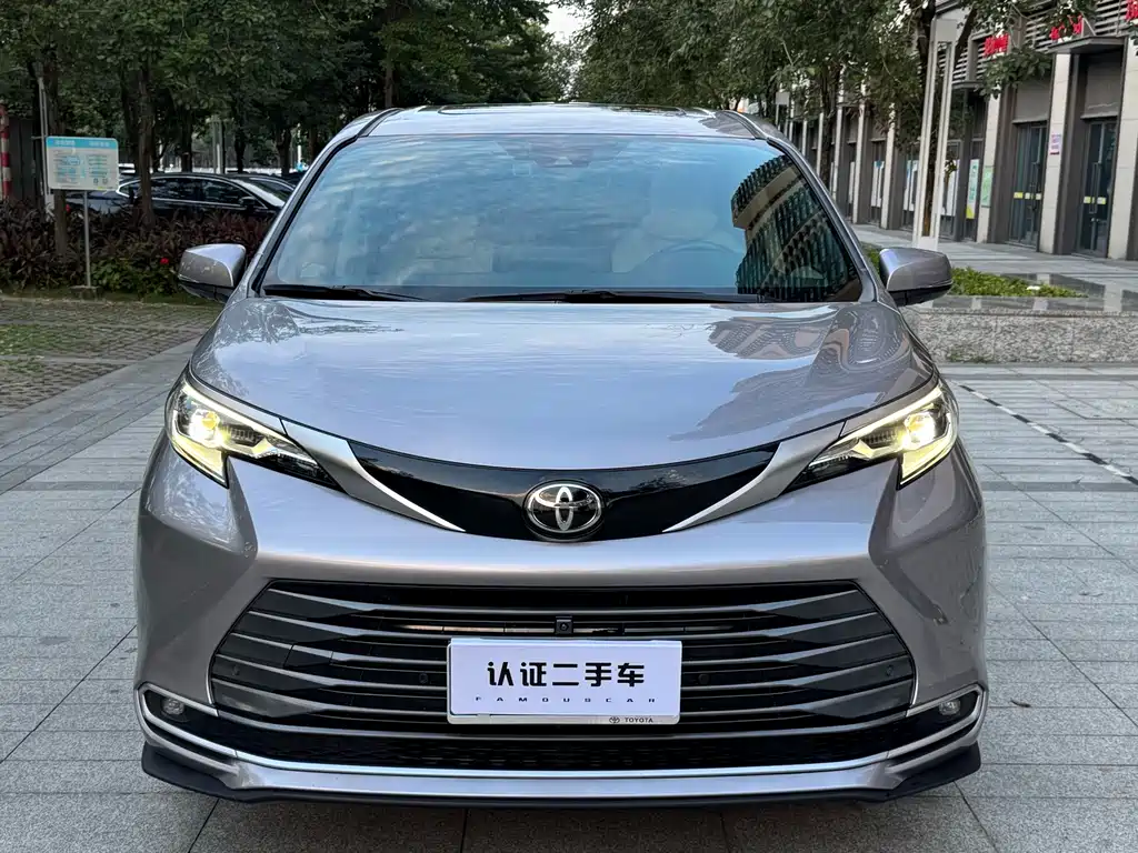 Toyota Sienna — миниатюра 2