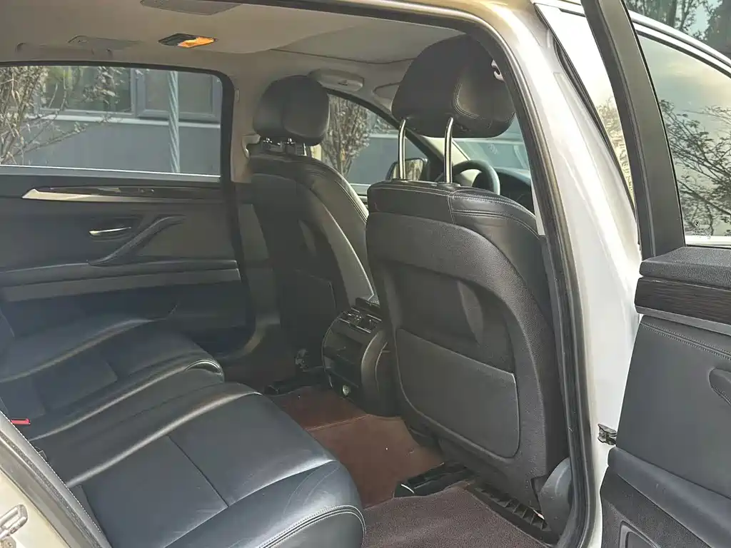 BMW 5 Series — миниатюра 6