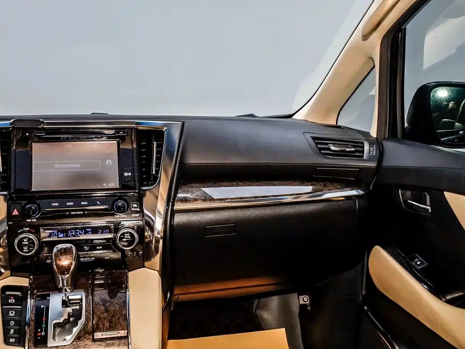 Toyota Alphard — миниатюра 26