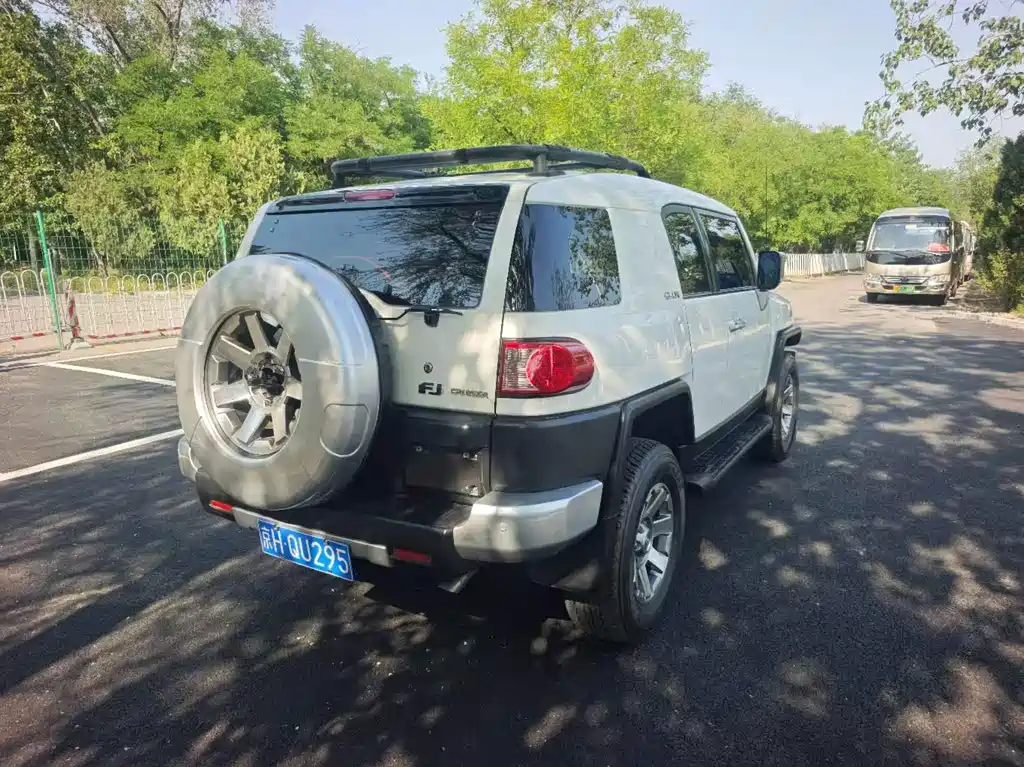 Toyota FJ Cruiser — миниатюра 7